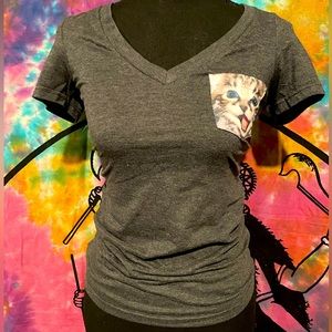 V-neck pocket cat t-shirt
